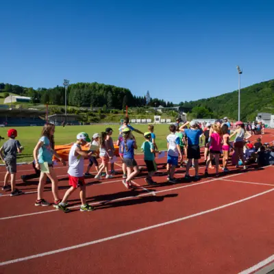 Pratique sportive sur la piste d'athlétisme du stade Alexandre-Cueille