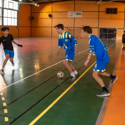 Pratique du football en salle au gymnase Victor-Hugo