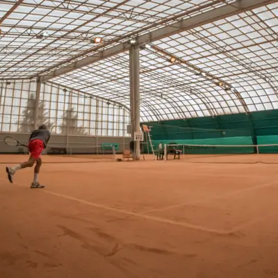 Apprentissage du tennis sur les terrains du stade de Cueille