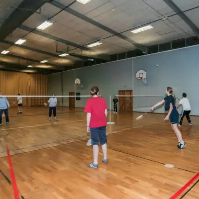 Pratique du badminton au Gymnase Edmond-Perrier