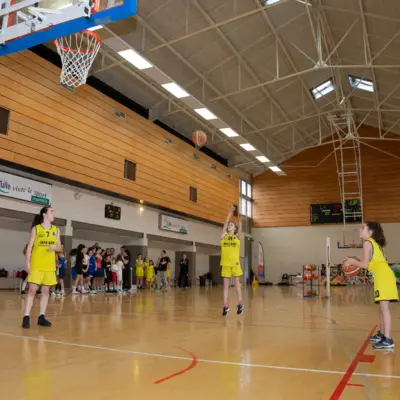 Pratique du basket au gymnase du Centre Culturel et Sportif