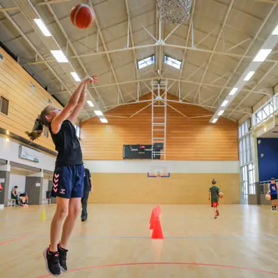 Pratique du basket au gymnase du Centre Culturel et Sportif