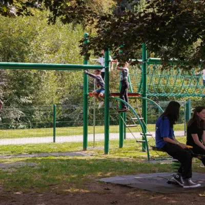 Aire de jeux pour enfants au Parc de l'Auzelou