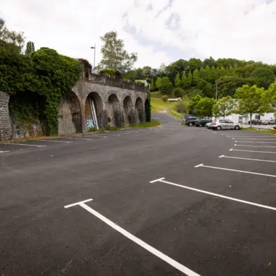 Vue du parking de la zone d'activité de Cueille